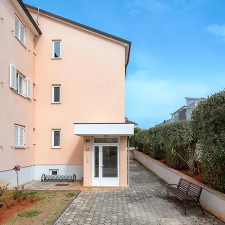 Flavia 2 Near The Beach, With Seaview In Umag - Apartment *