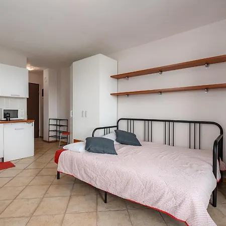 Flavia 2 Near The Beach, With Seaview In Umag - Apartmán *
