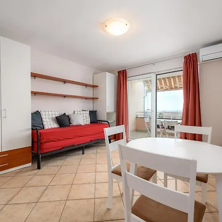Flavia 2 Near The Beach, With Seaview In Umag - Apartment *